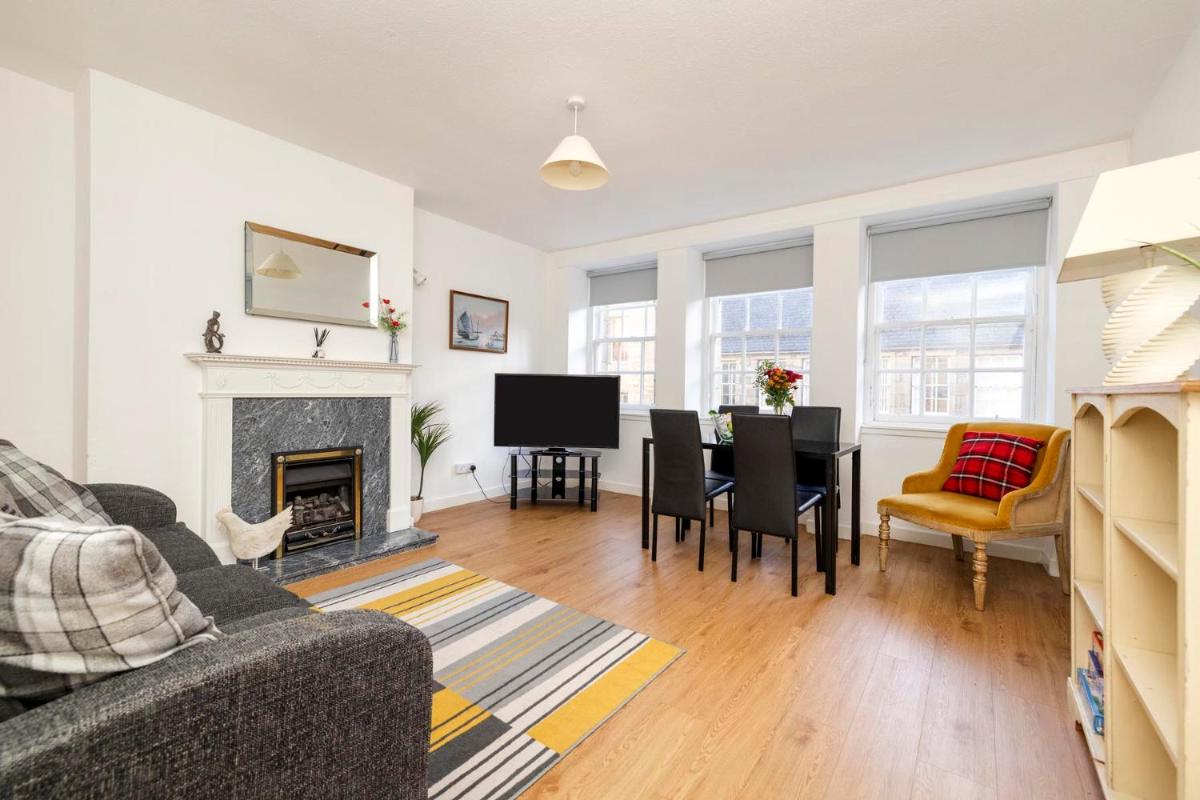 Sunny & spacious Royal Mile apt dating from 1677 - Housity