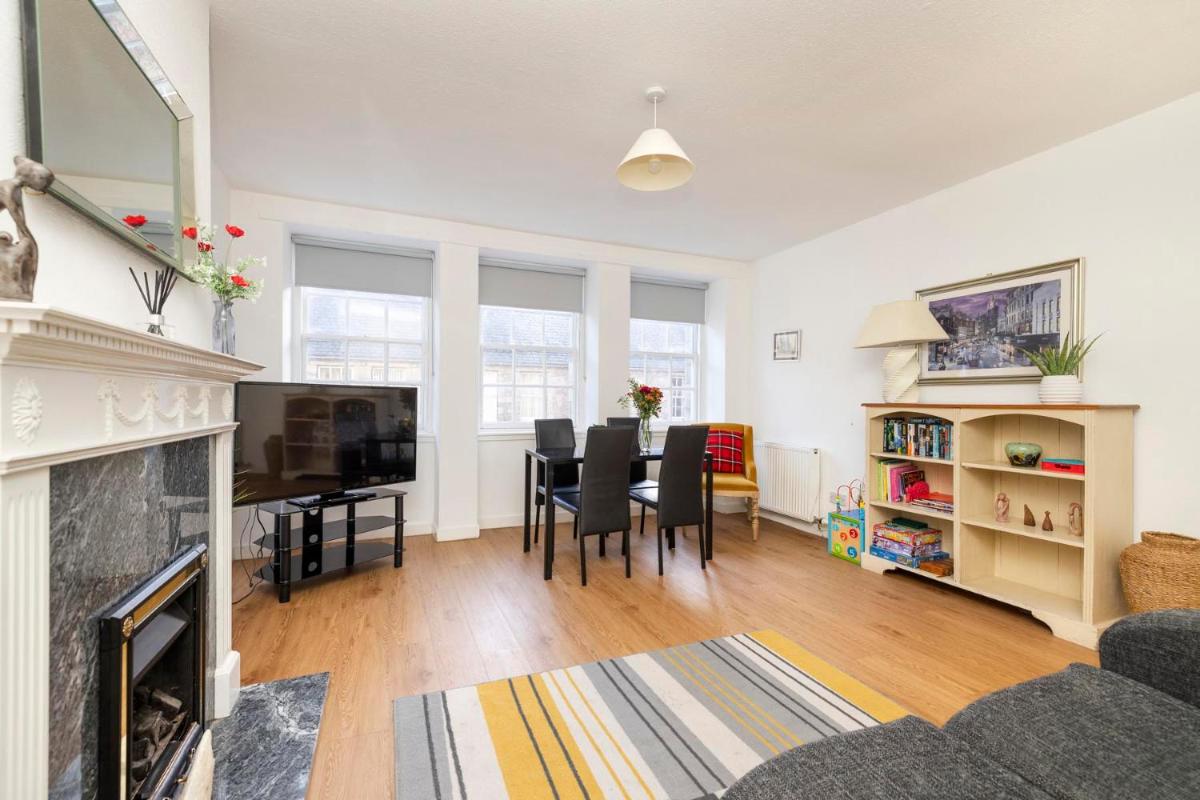 Sunny & spacious Royal Mile apt dating from 1677 - Housity