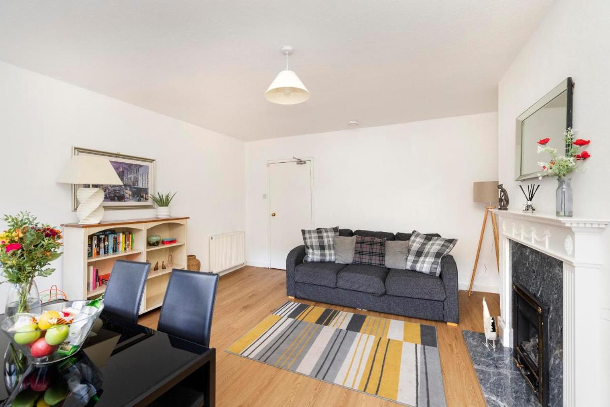 Sunny & spacious Royal Mile apt dating from 1677 - Housity