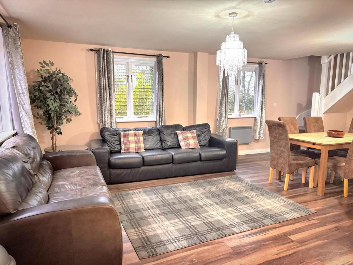 BlueBell 16-Hot Tub-Woodland Lodges-Pembrokeshire - Housity