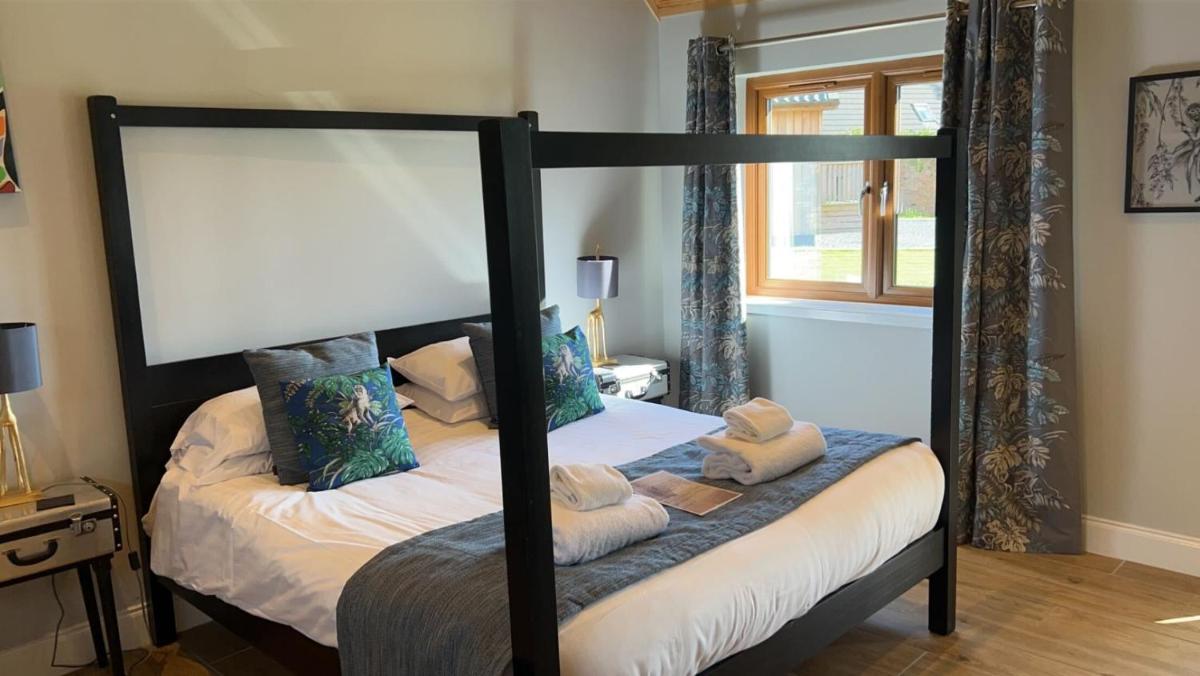 Kestrel Lodge 7 with Hot Tub - Housity