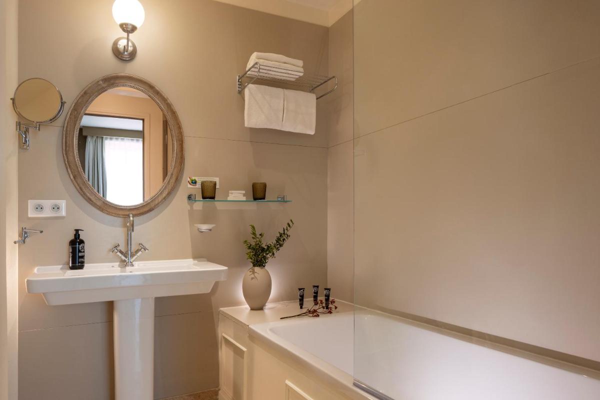 Salle de bains dans l'établissement Château Les Oliviers de Salettes