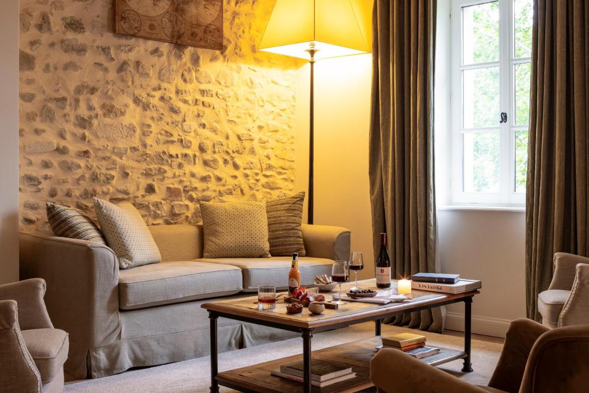 Coin salon dans l'établissement Château Les Oliviers de Salettes