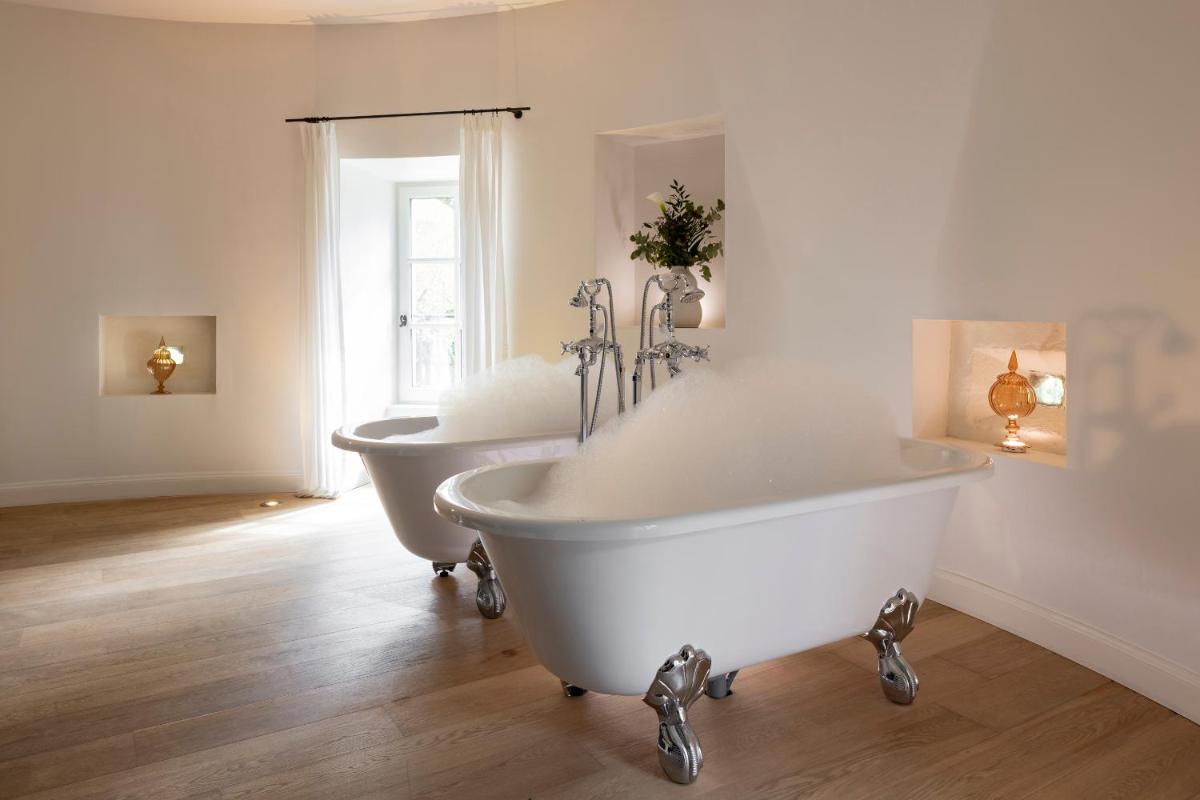 Salle de bains dans l'établissement Château Les Oliviers de Salettes