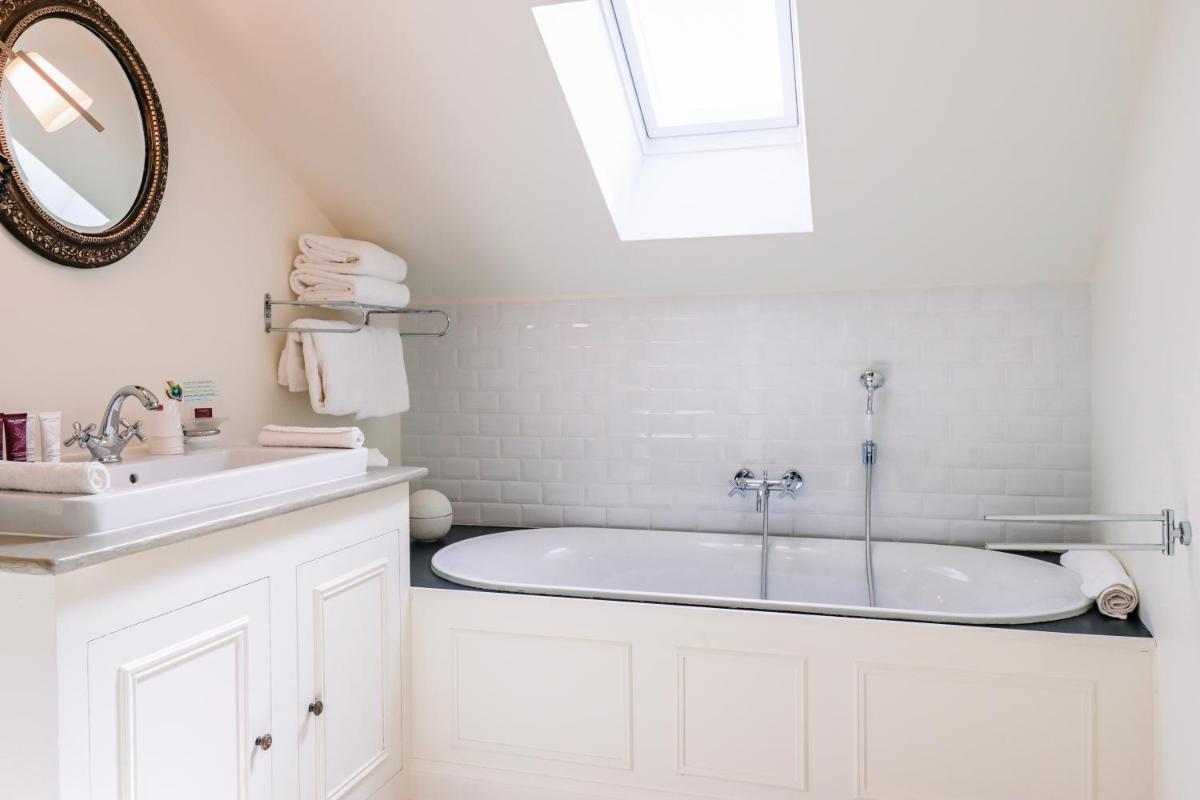 Salle de bains dans l'établissement Château Les Oliviers de Salettes