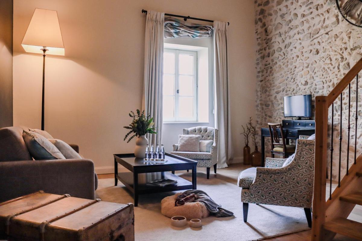 Coin salon dans l'établissement Château Les Oliviers de Salettes