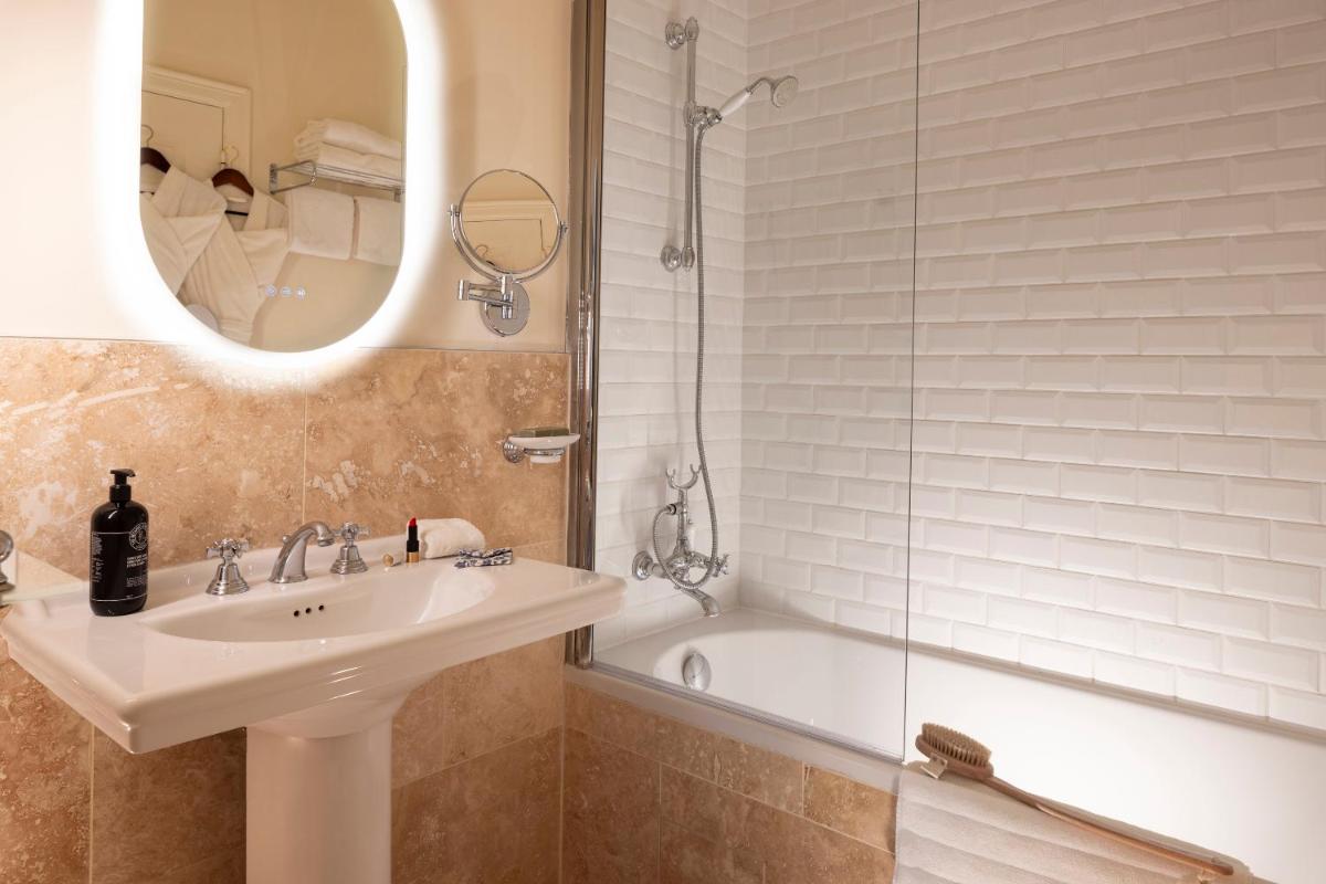 Salle de bains dans l'établissement Château Les Oliviers de Salettes