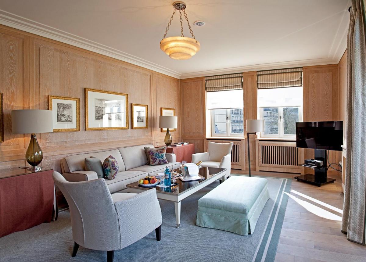 Ein Sitzbereich in der Unterkunft Brenners Park Hotel & Spa, Oetker Hotels