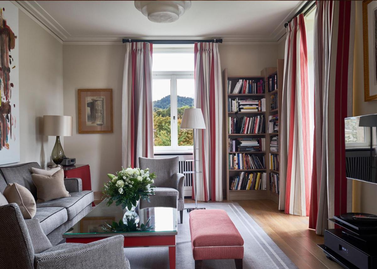 Ein Sitzbereich in der Unterkunft Brenners Park Hotel & Spa, Oetker Hotels