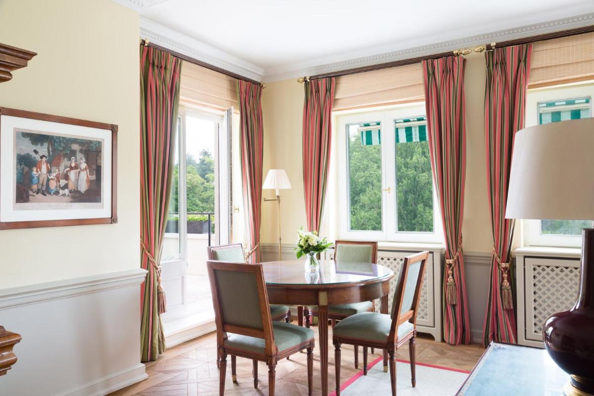 Ein Sitzbereich in der Unterkunft Brenners Park Hotel & Spa, Oetker Hotels