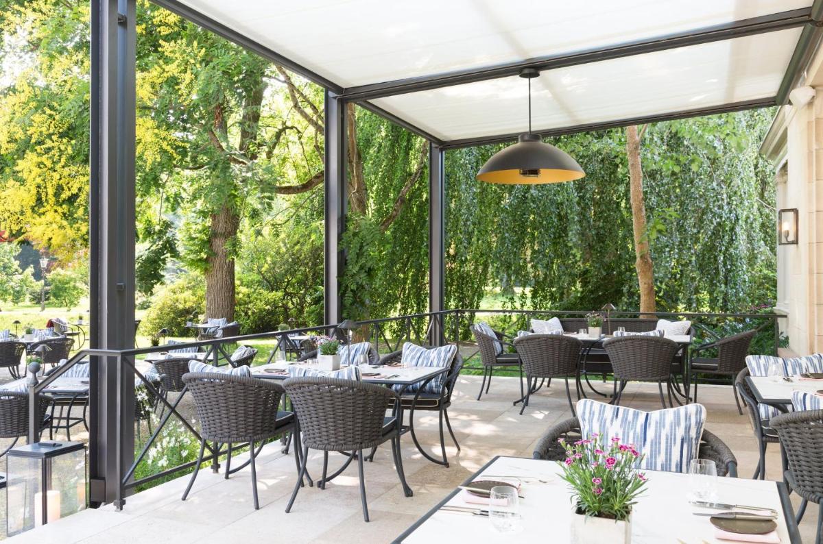 Ein Garten an der Unterkunft Brenners Park Hotel & Spa, Oetker Hotels
