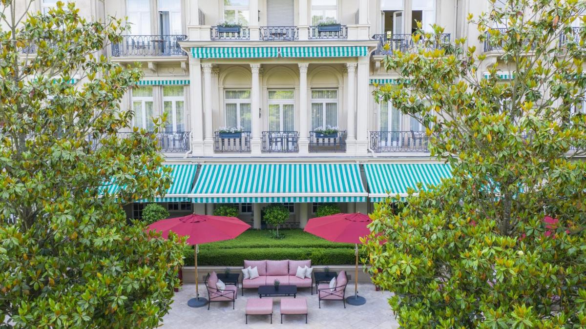 Ein Garten an der Unterkunft Brenners Park Hotel & Spa, Oetker Hotels