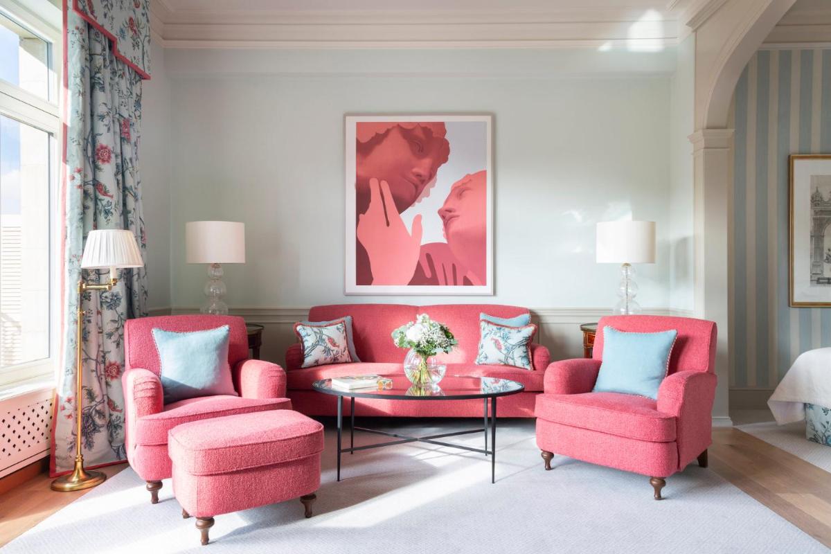 Ein Sitzbereich in der Unterkunft Brenners Park Hotel & Spa, Oetker Hotels