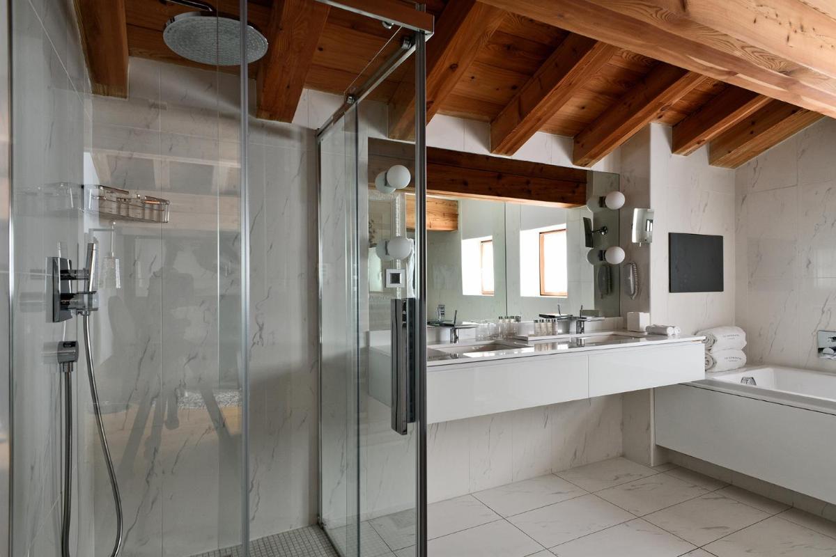 Salle de bains dans l'établissement Le Strato