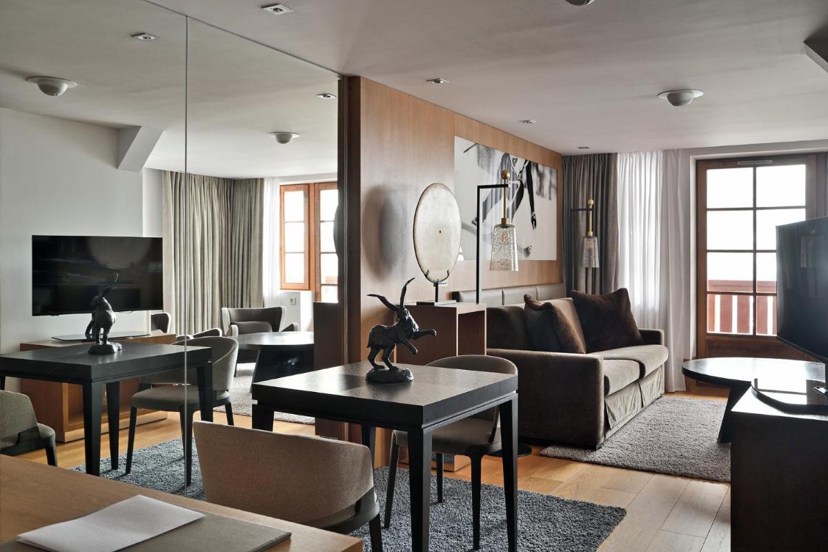 un salon avec un canapé et une table dans l'établissement Le Strato, à Courchevel