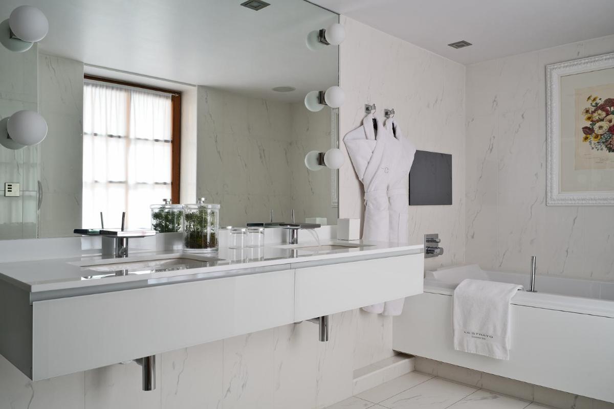 Salle de bains dans l'établissement Le Strato