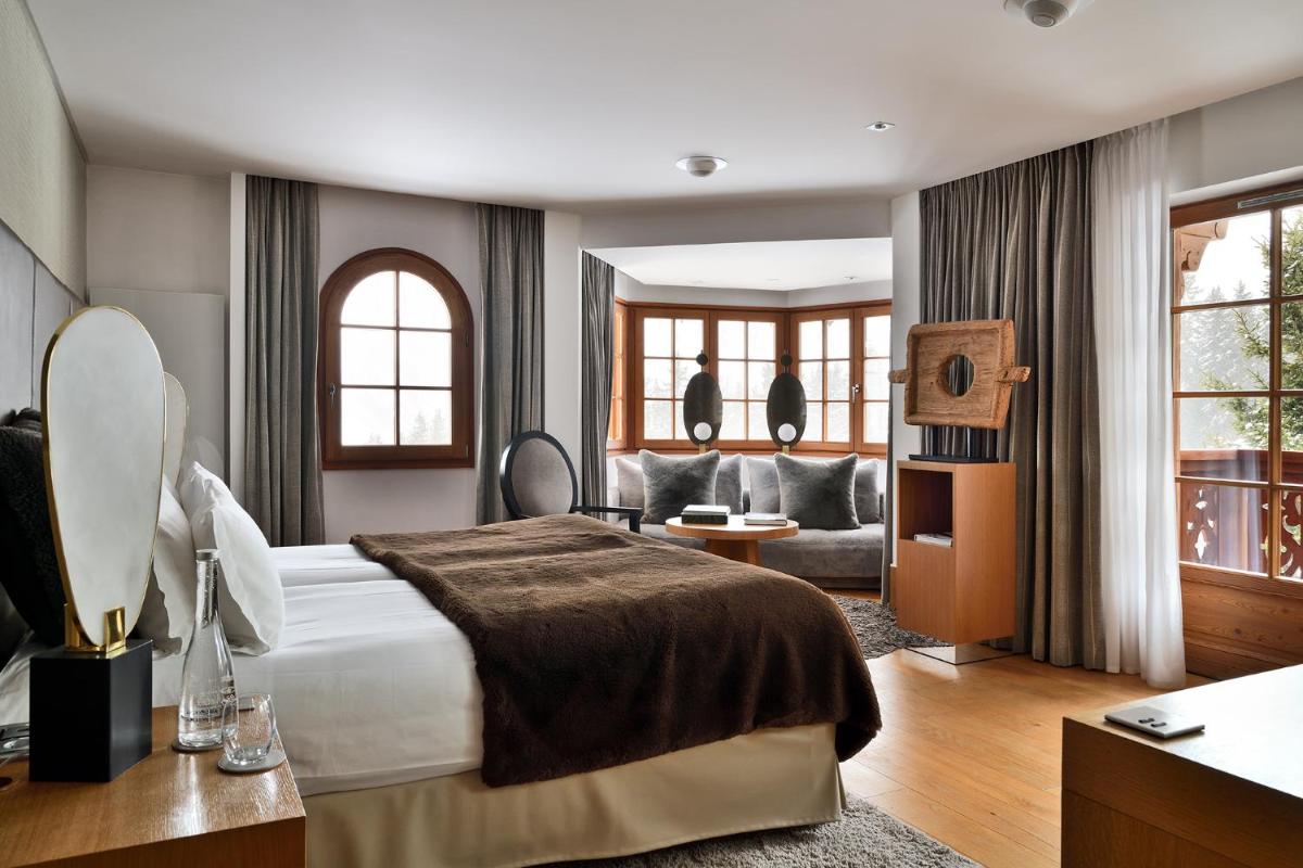 une chambre avec un lit et un salon dans l'établissement Le Strato, à Courchevel 69 autres photos