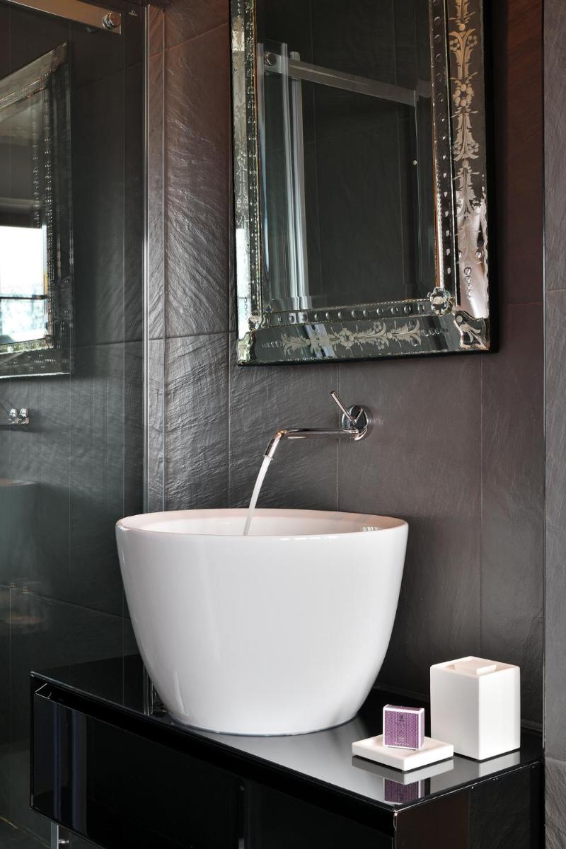 Salle de bains dans l'établissement Le Strato