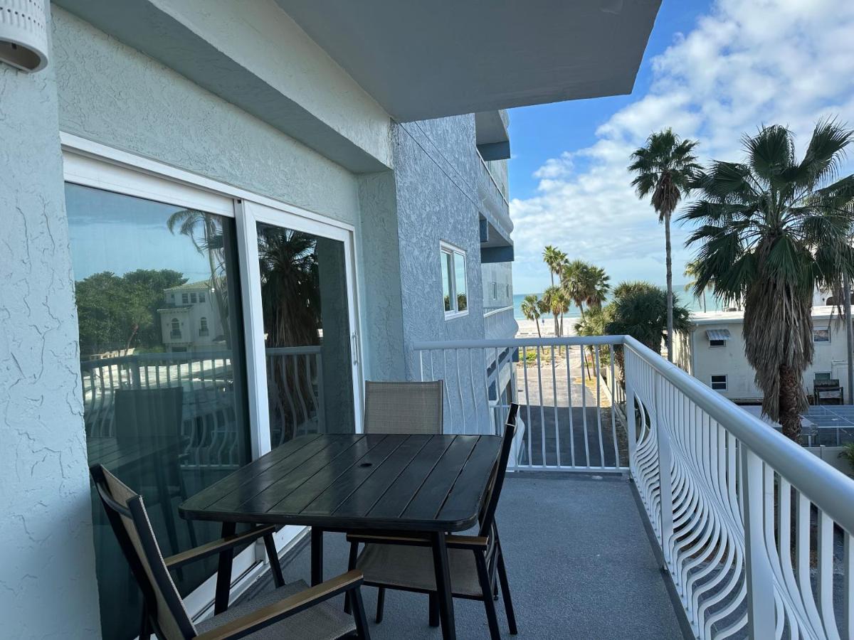 Beach Retreat in Redington Shores - Housity