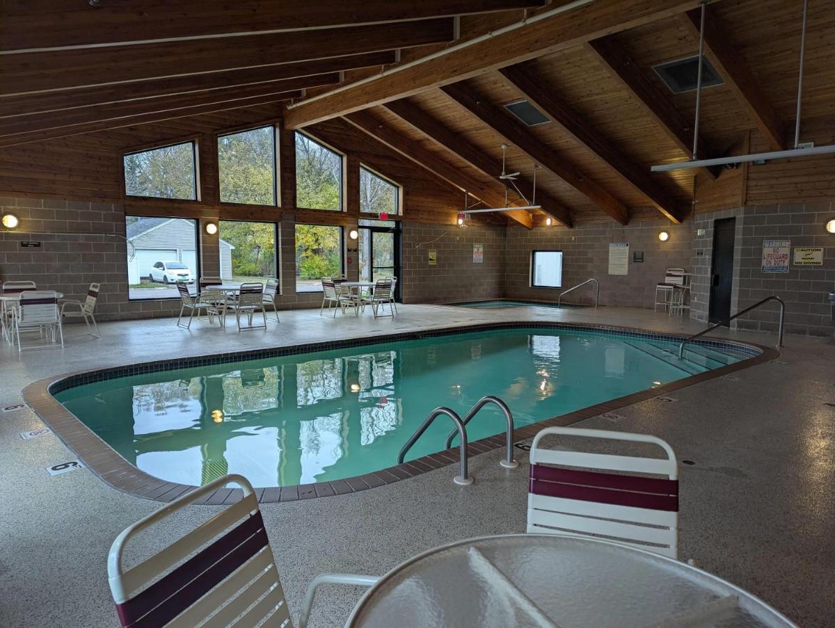 AmericInn by Wyndham St. Peter - Housity
