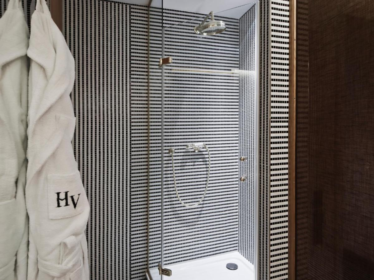 Salle de bains dans l'établissement Hôtel Vernet Champs Elysées Paris