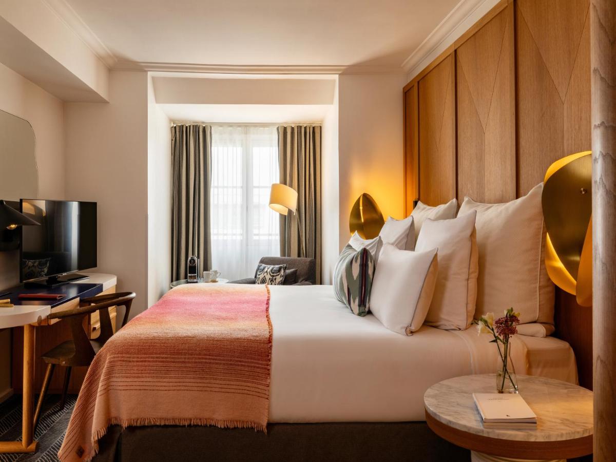 Télévision ou salle de divertissement dans l'établissement Hôtel Vernet Champs Elysées Paris