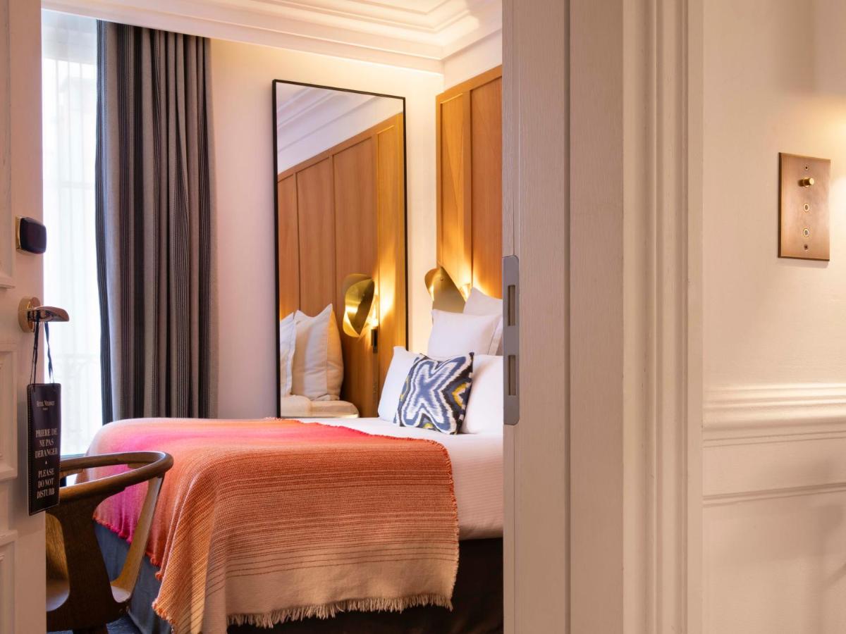Un ou plusieurs lits dans un hébergement de l'établissement Hôtel Vernet Champs Elysées Paris