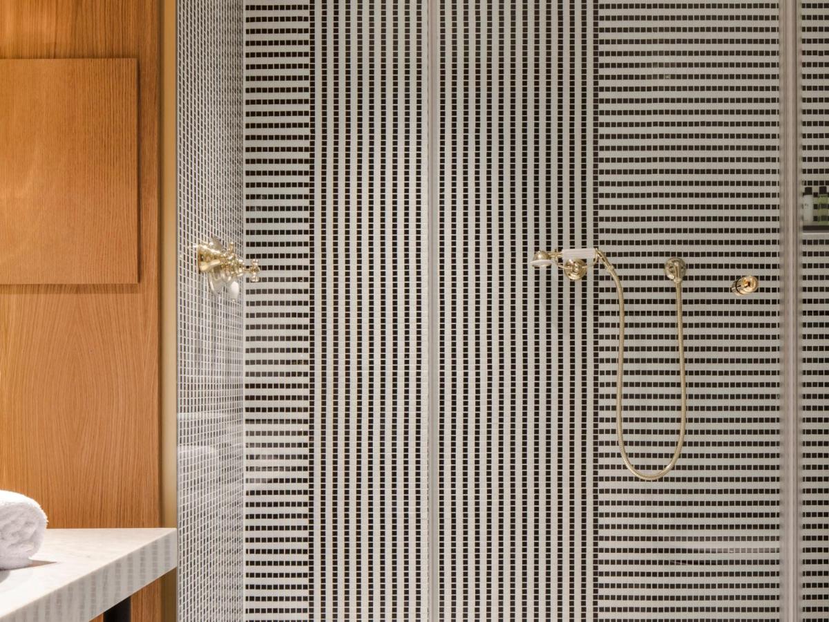 Salle de bains dans l'établissement Hôtel Vernet Champs Elysées Paris