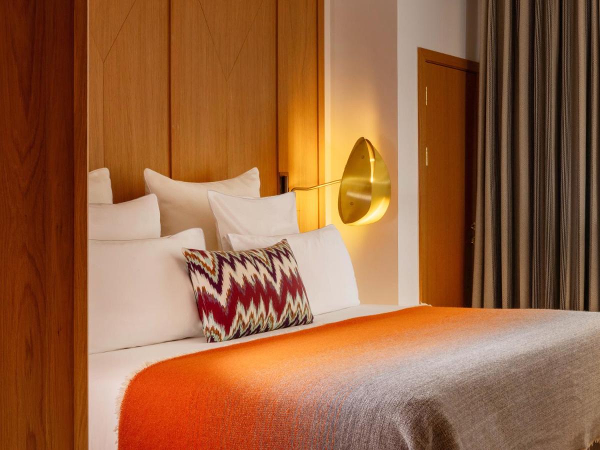 Un ou plusieurs lits dans un hébergement de l'établissement Hôtel Vernet Champs Elysées Paris
