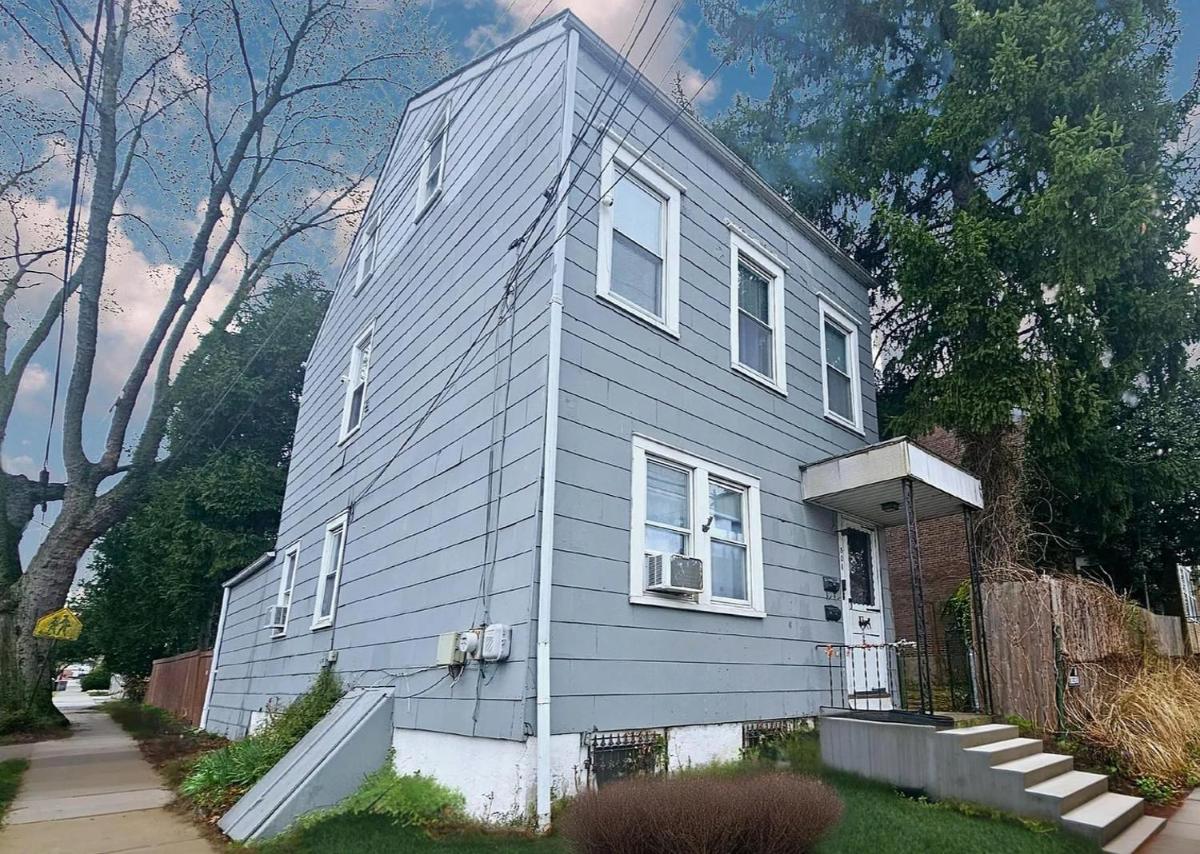 Cozy 1BR Apt with Workspace Near Train Station & Downtown - Housity
