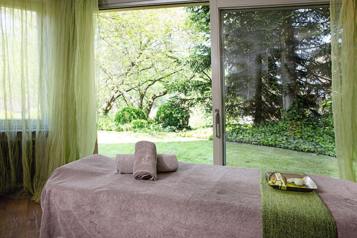 Ein Garten an der Unterkunft Hotel Traube Tonbach