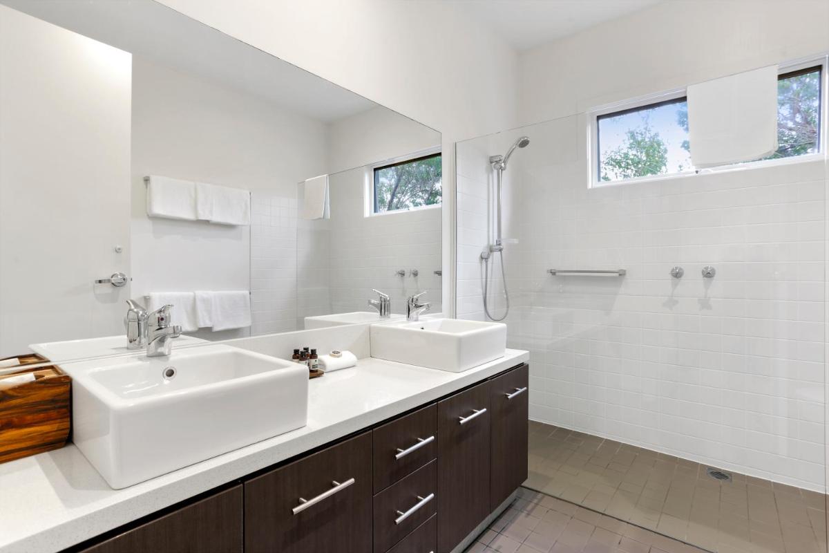 12 Apostles Accommodation Anchors Beach House with sea views - Housity