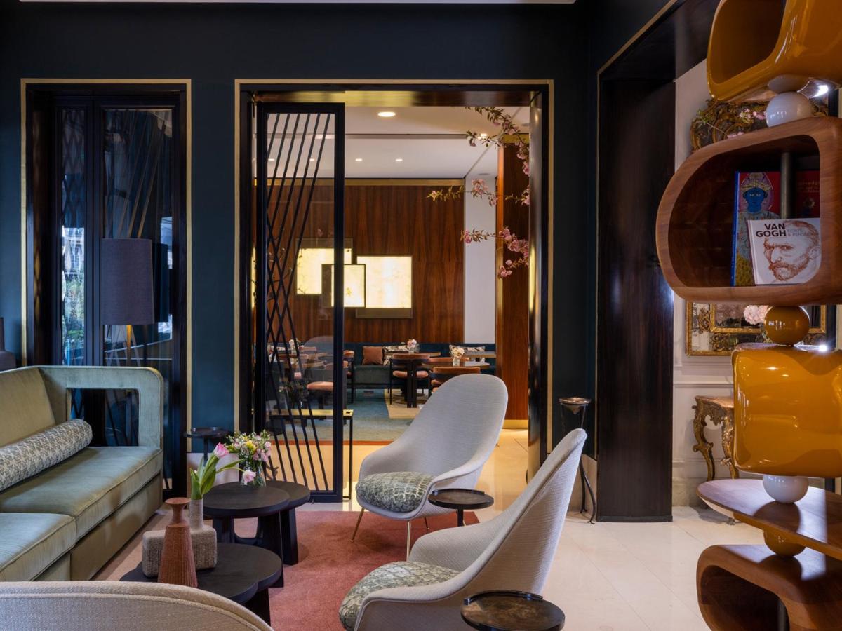 un salon avec un canapé et des chaises dans l'établissement Hotel Montalembert, à Paris
