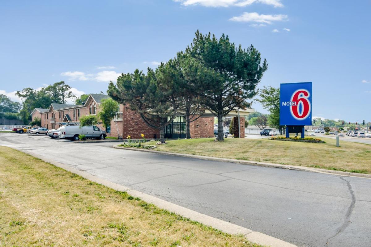 Motel 6-Waukegan, IL - Housity
