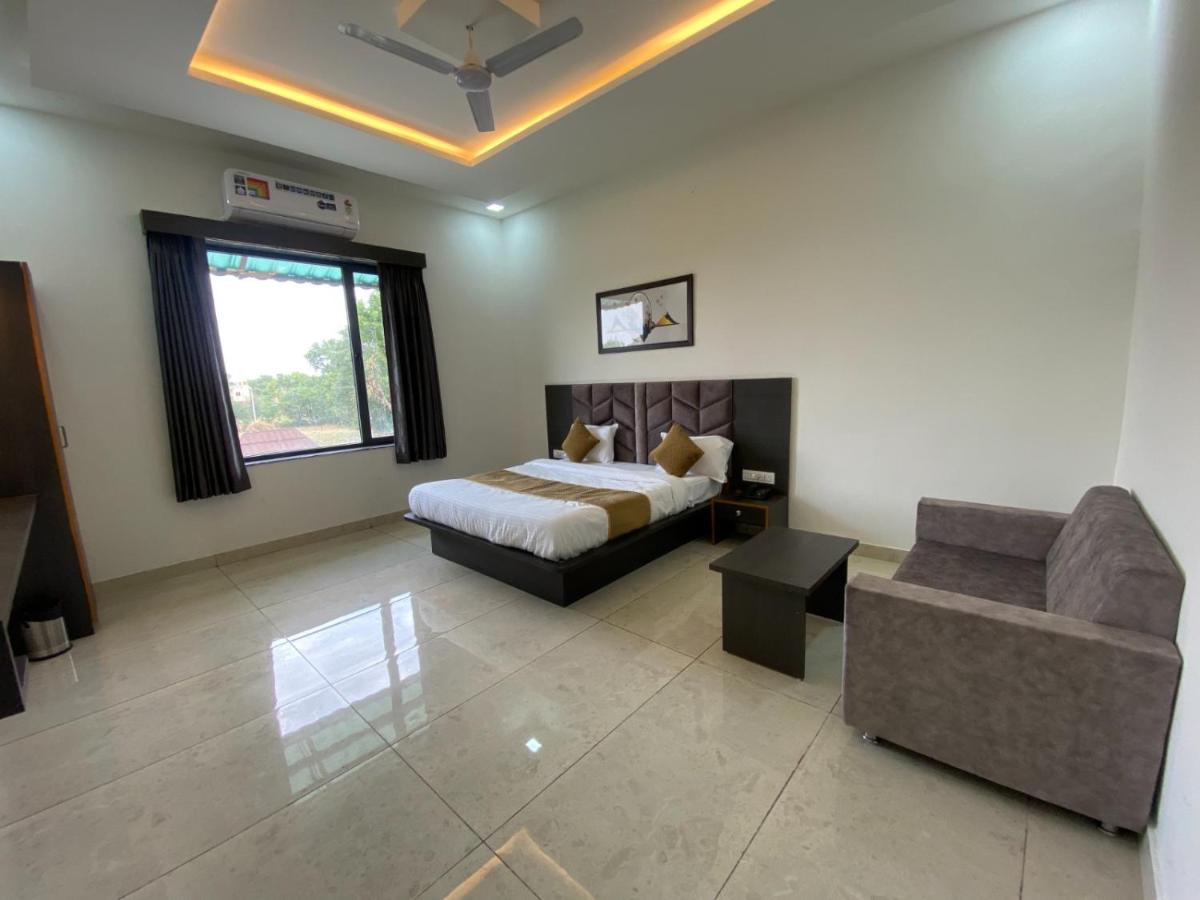 New Royal Orbit Hotel and Restaurant - Housity