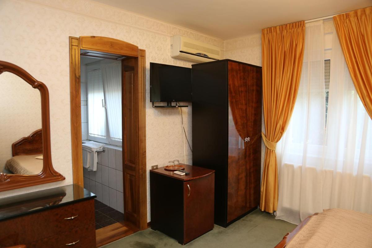 Pensiunea Empire - Housity