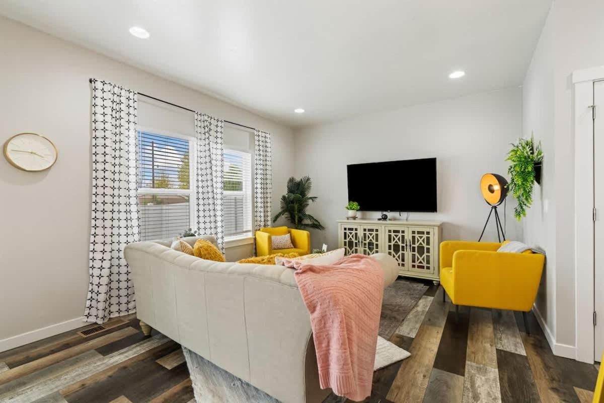 Deco Townhouse - 3 bedroom 2 story private home - Housity