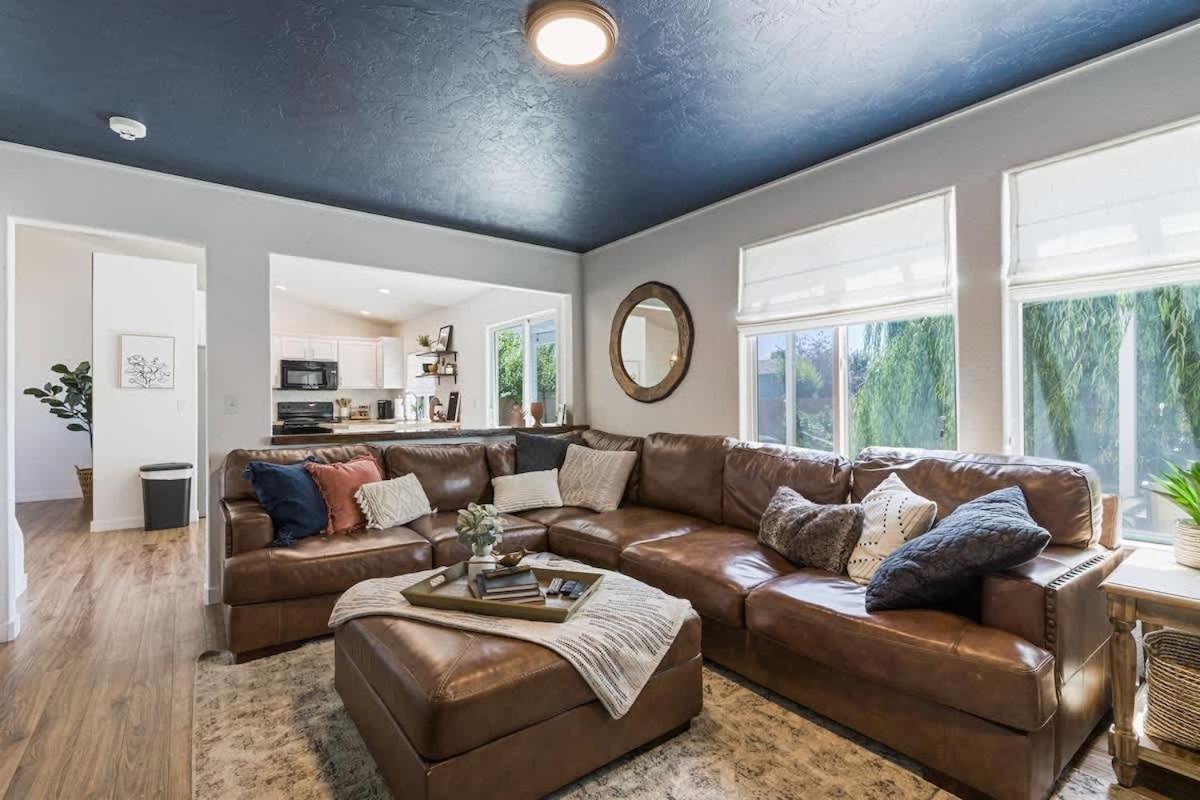 Caldwell Lux Getaway! Large Family Friendly Home - Housity