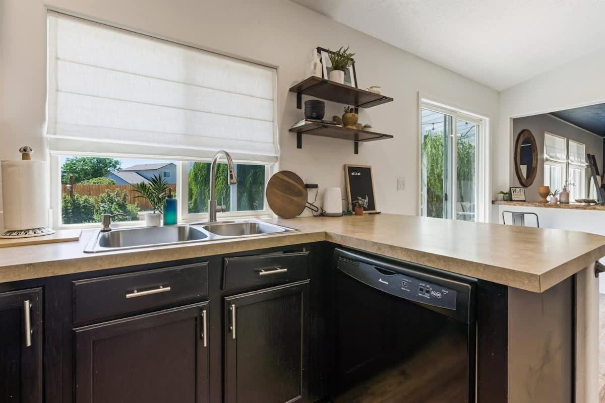 Caldwell Lux Getaway! Large Family Friendly Home - Housity