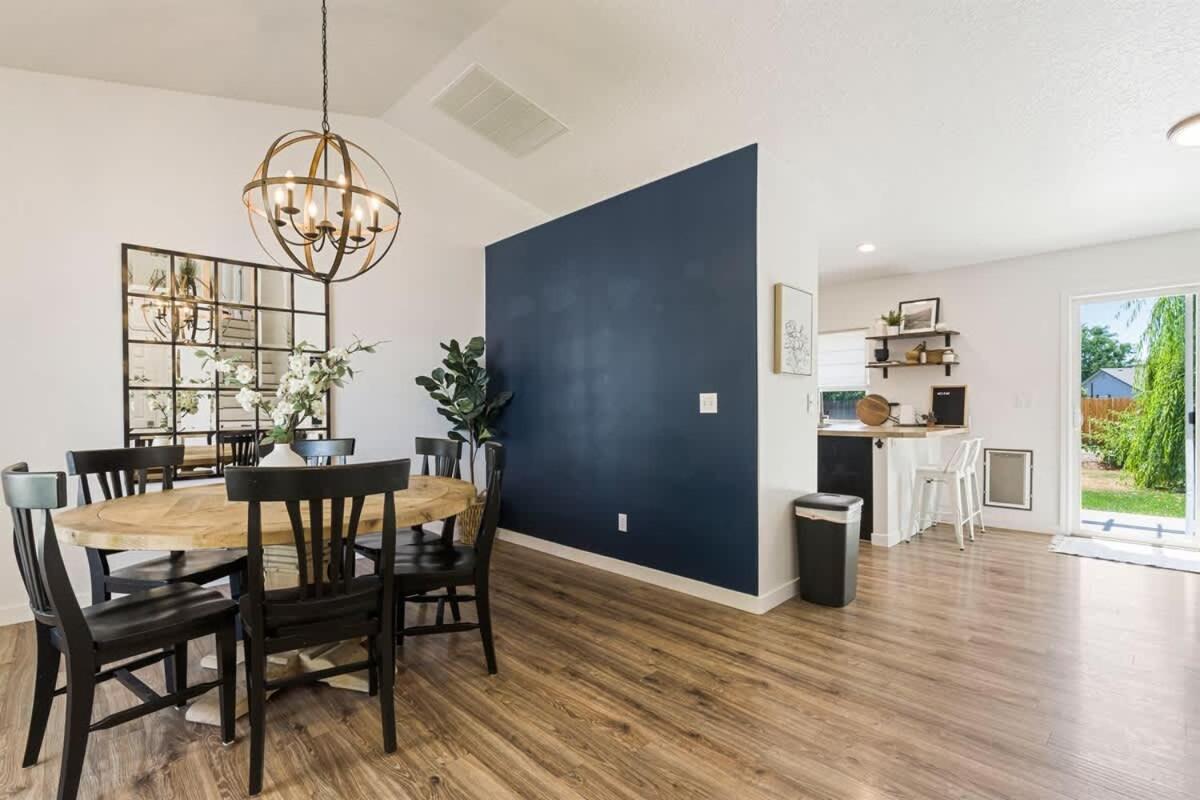 Caldwell Lux Getaway! Large Family Friendly Home - Housity