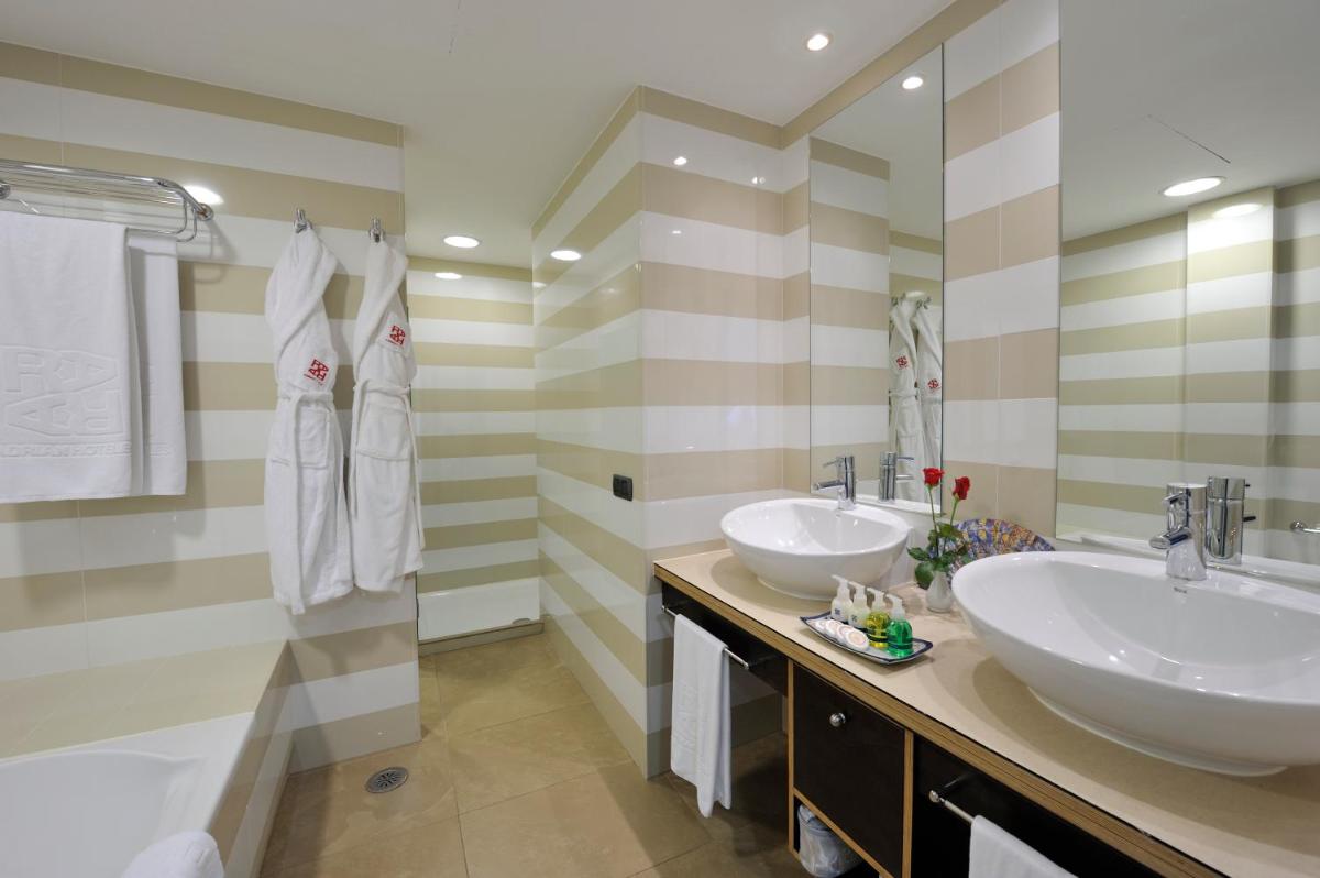 Un baño de Adrián Hoteles Jardines de Nivaria