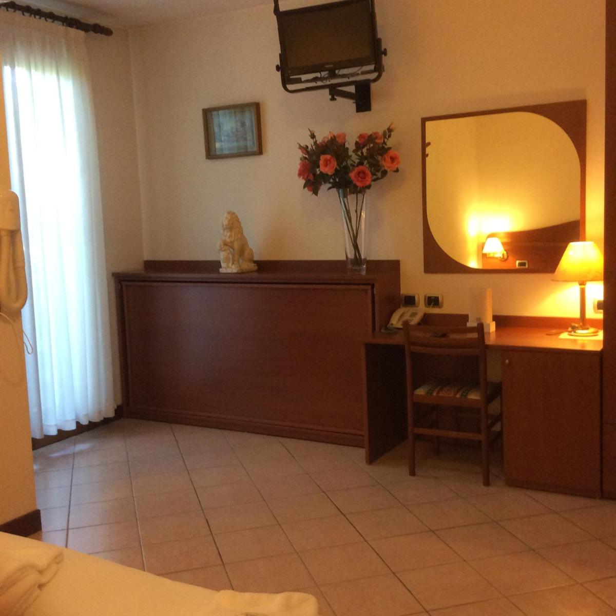 Hotel Pizzeria Ristorante "Al Leone" - Housity