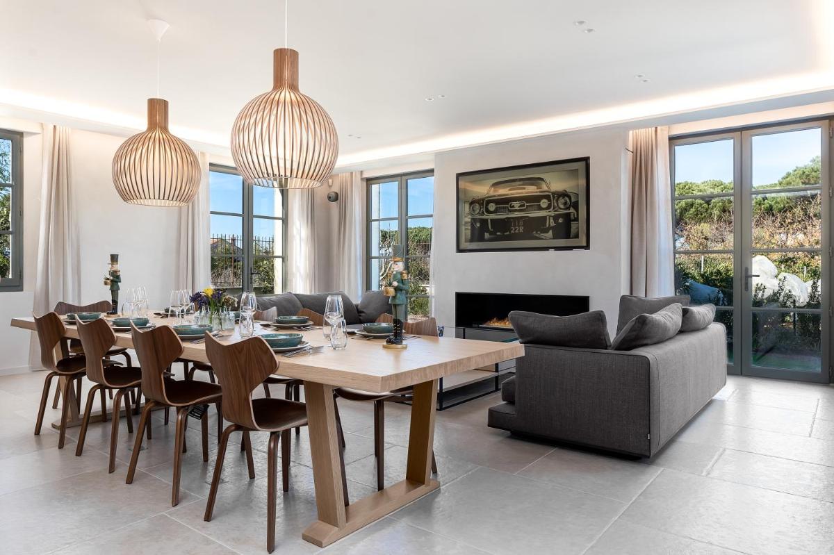 un salon avec une table à manger et des chaises dans l'établissement Villa Cosy, hotel & spa, à Saint-Tropez