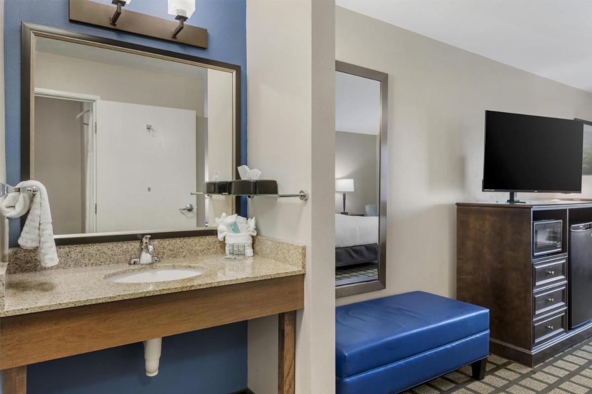 Best Western North Bryant Inn - Housity