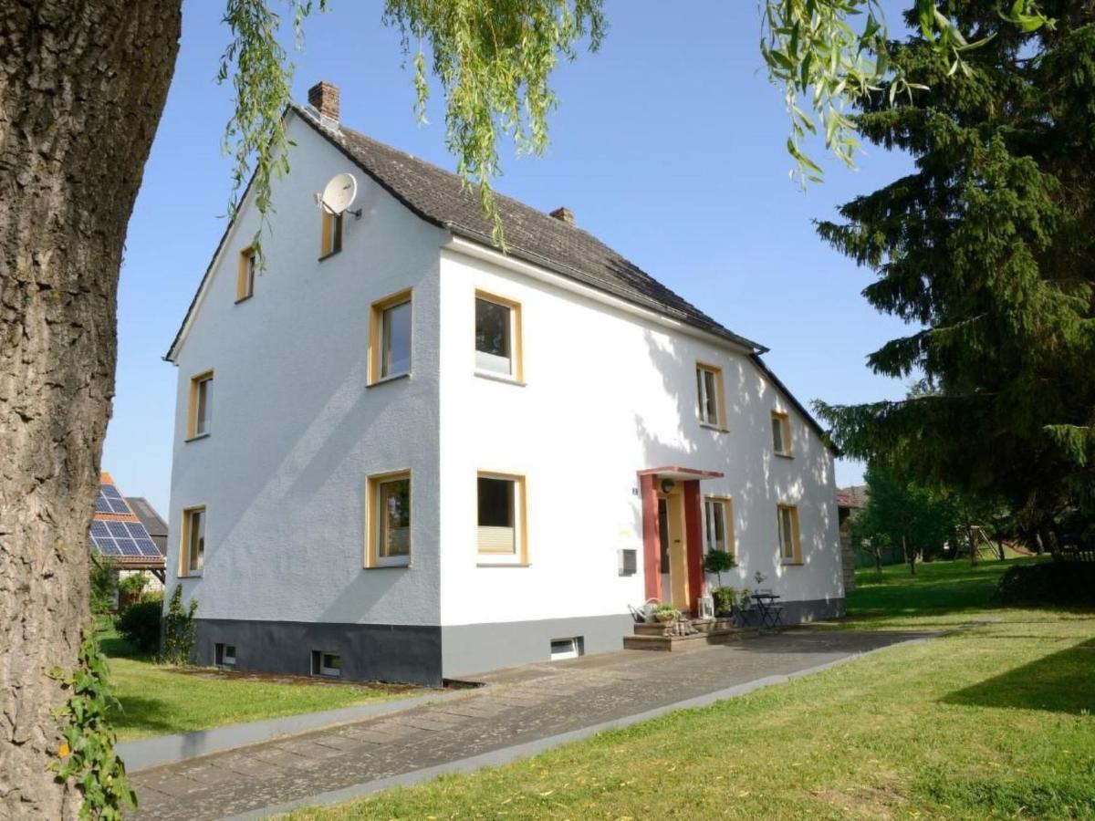 Holiday Home Ruhiges Ferienhaus in Lommersdorf mit Garten by Interhome - Housity