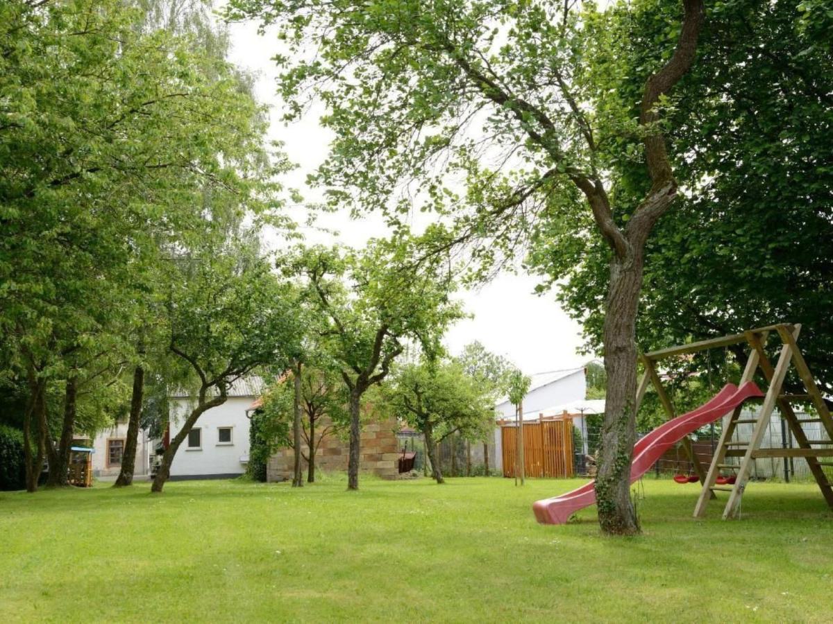 Holiday Home Ruhiges Ferienhaus in Lommersdorf mit Garten by Interhome - Housity