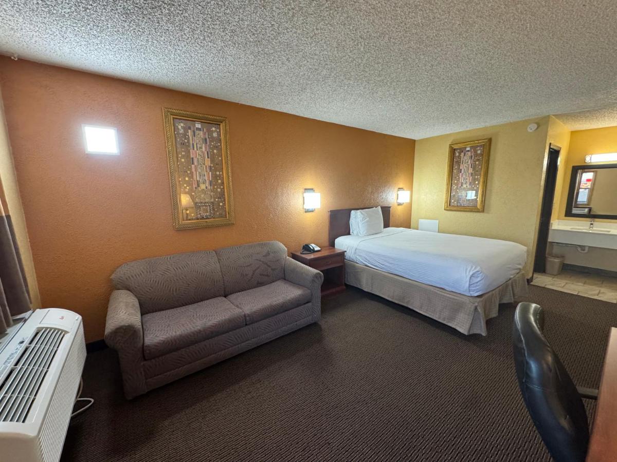Nendels Inn & Suites Dodge City Airport - Housity