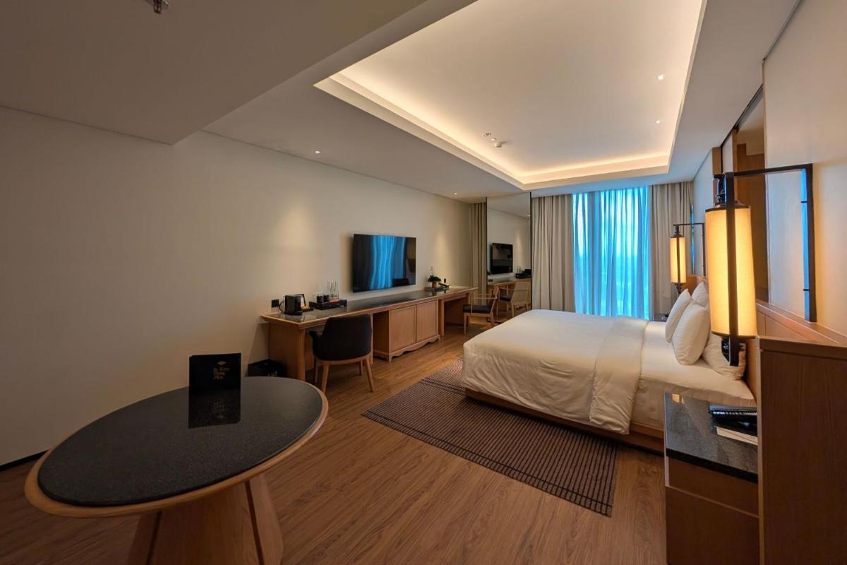 Hotel Tentrem Jakarta - Housity