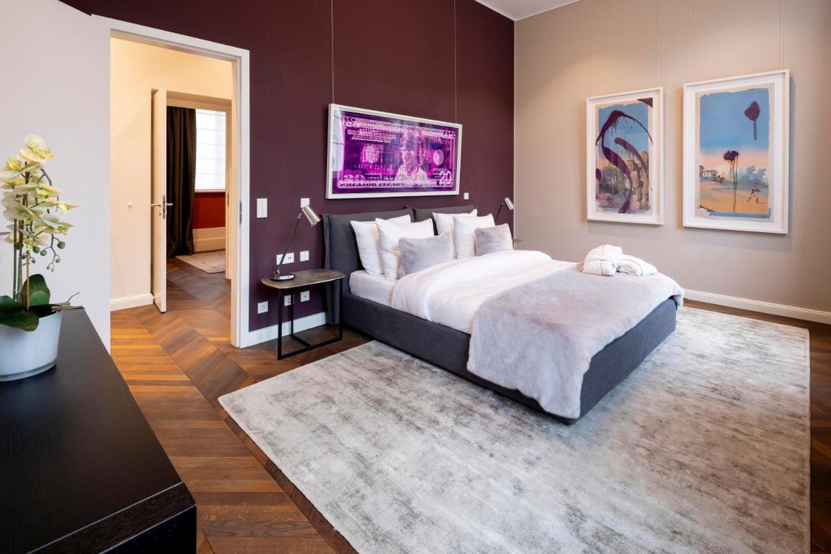 ein Schlafzimmer mit einem großen Bett in einem Zimmer in der Unterkunft The Wellem in Düsseldorf