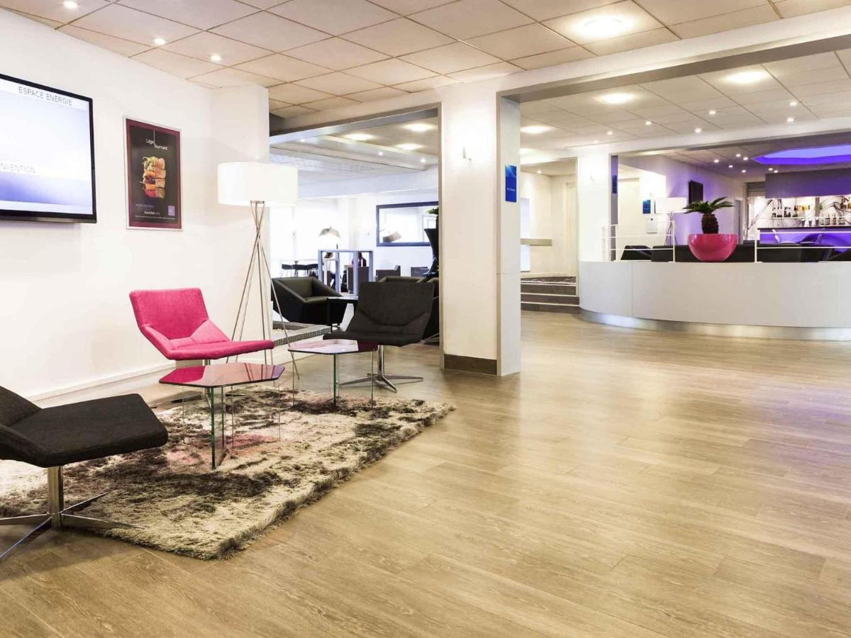un hall avec des chaises et une table dans un magasin dans l'établissement Novotel Fontainebleau Ury, à Ury 80 autres photos